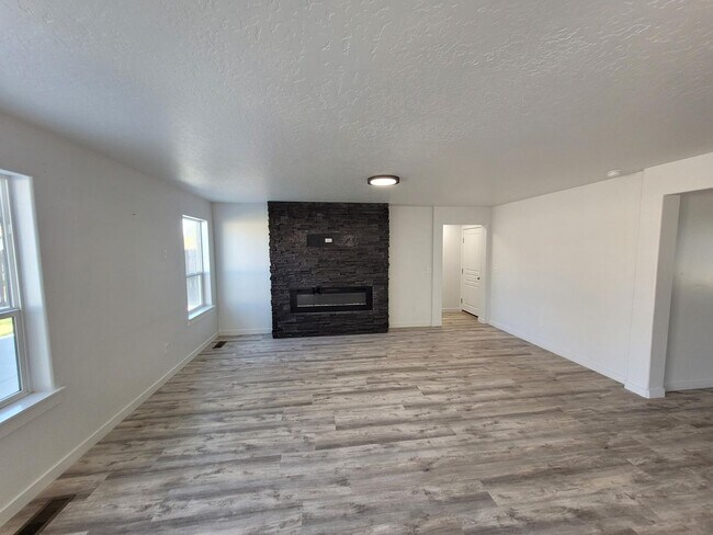 Building Photo - Spacious Home For Everyone!