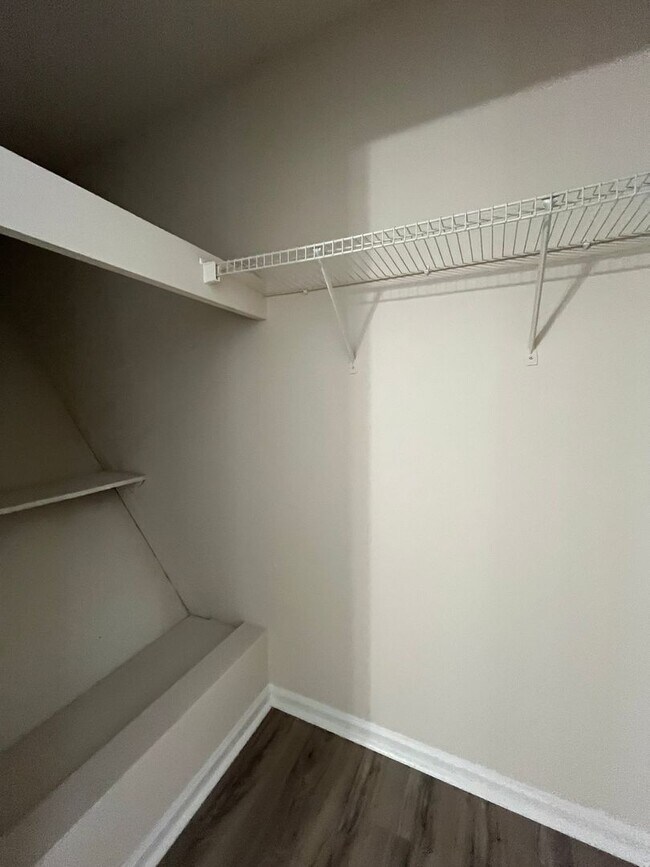 Building Photo - Charming 2 Bedroom Townhouse