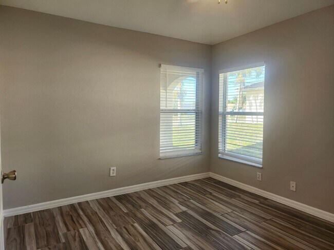 Building Photo - 2 Bedroom with Den 2 Bath 1 Car Garage Duplex In Cape Coral