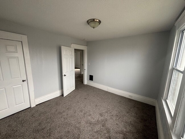 Building Photo - Charming 7-Bedroom Property in Prime Location