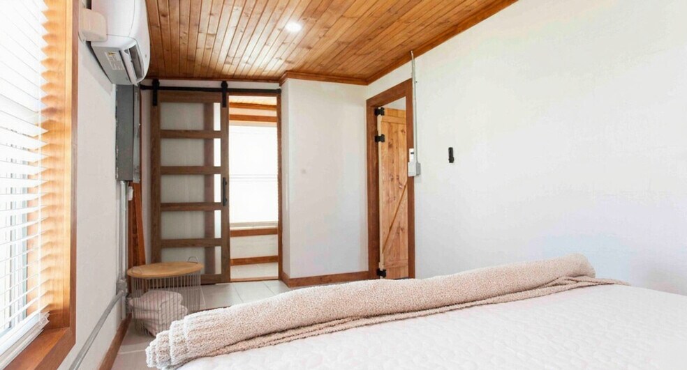 Building Photo - 227 S Hudson St