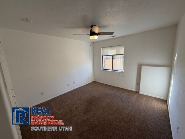 Building Photo - Golf Course Home