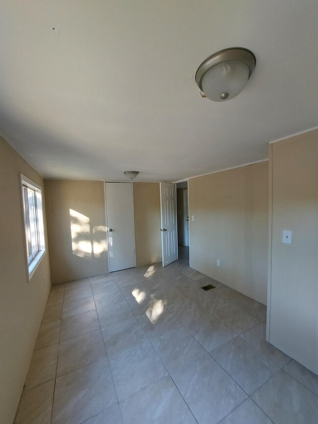 Building Photo - 119 E Woods Ct