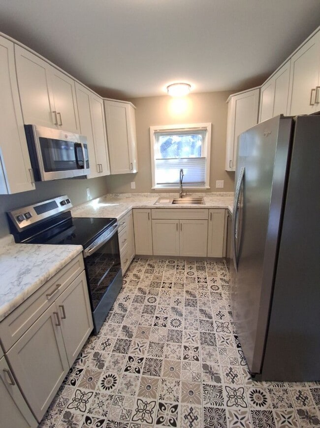 Building Photo - Renovated 3BR Duplex! Available Early Octo...