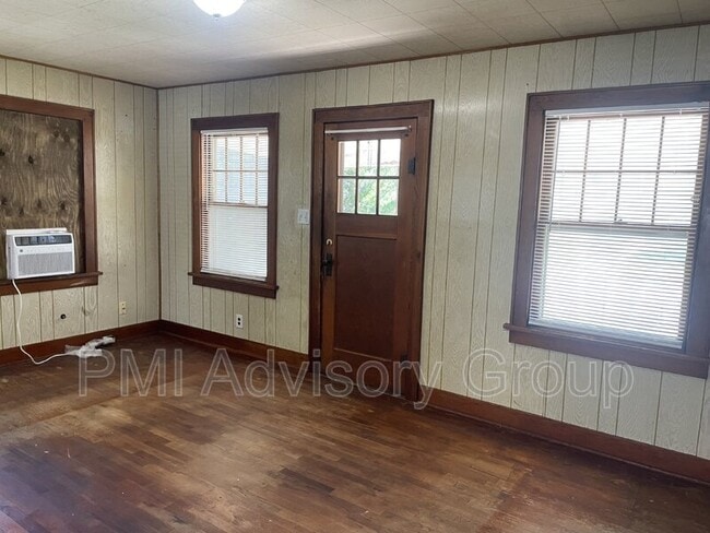 Building Photo - 803 NE Green St