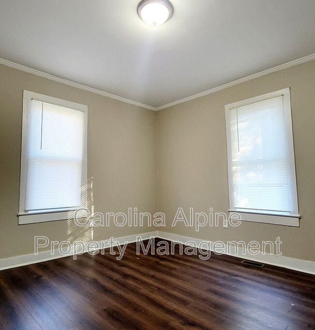 Building Photo - 2037 Pine Dr