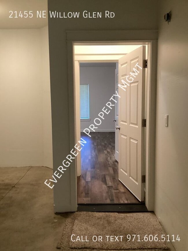 Building Photo - Beautifully remodeled 3-bedroom, 2.5-bathr...