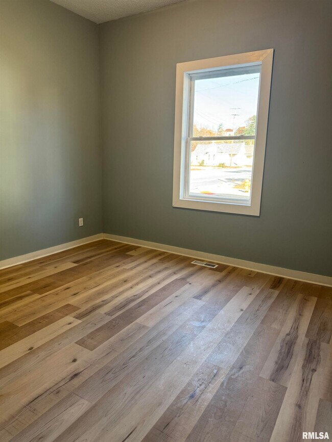 Building Photo - 627 N Division St