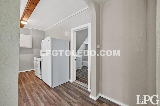 Building Photo - 3905 Peru St