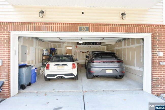 Building Photo - 60 Litchfield Ln