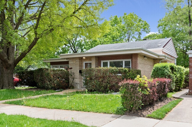 Primary Photo - 3001 W Chase Ave