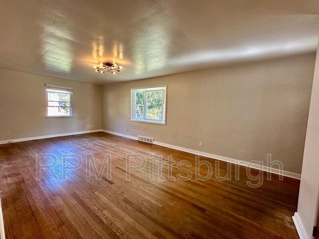 Building Photo - 208 Bridge St