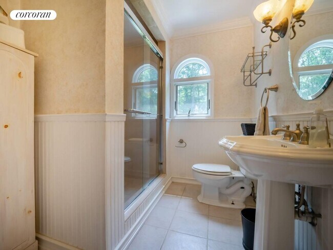 Building Photo - 1532 Noyack Rd