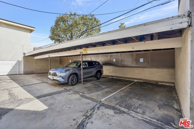 Building Photo - 932 Wilcox Ave