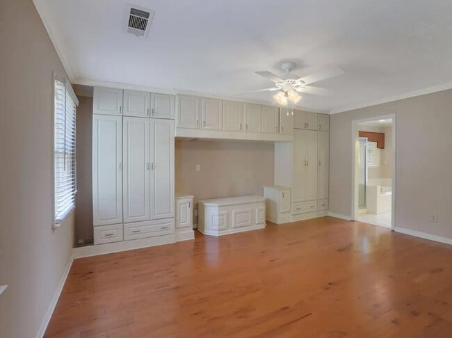 Building Photo - 6963 Whispering Oaks Ct