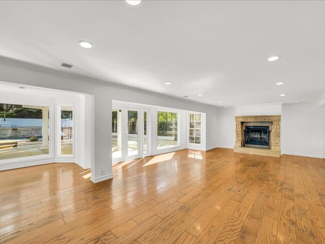 Building Photo - 9654 Wendover Dr
