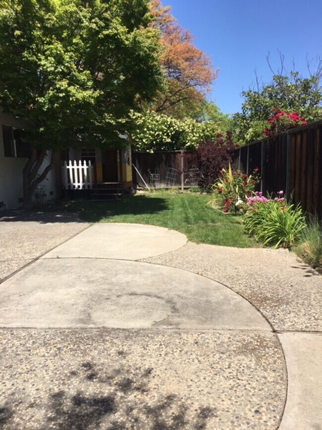 Building Photo - Single Family Home 3 Bedroom 2 Bath Corner...