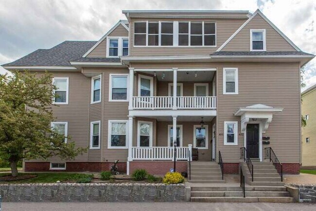 Building Photo - 402 Hevey St