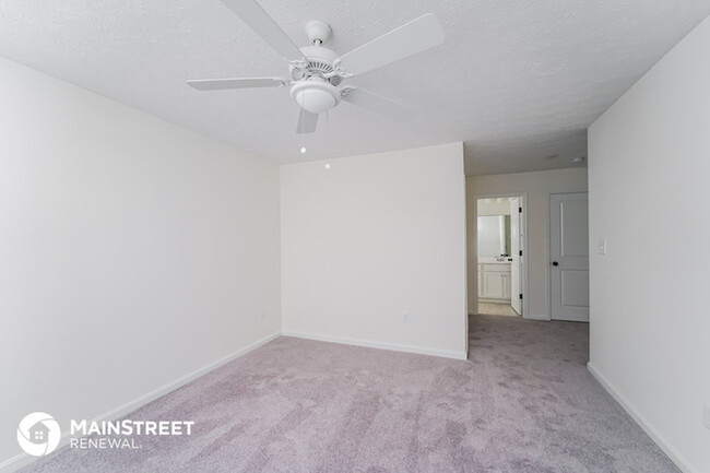 Building Photo - Town Home Available For Immediate Move In!