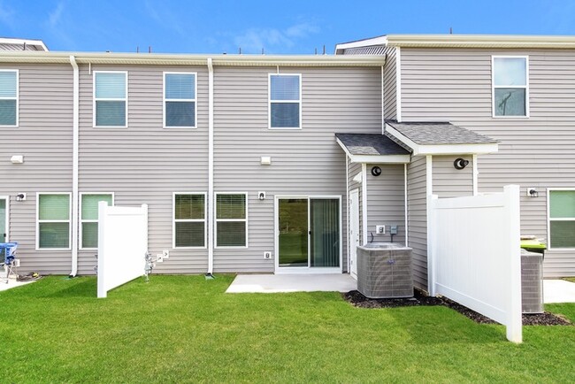 Building Photo - Beautiful Townhome in Greenville