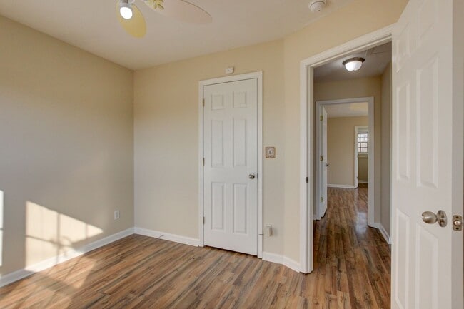 Building Photo - 3 bed 2 bath in the heart of St. B.  Fresh Paint.  Clean and Ready for You.