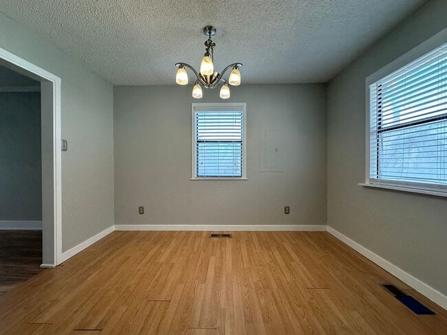 Building Photo - Beautiful 3 Bed / 2 Bath Two-Story Home