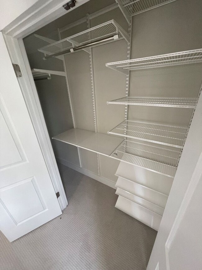 Building Photo - BEAUTIFLLY UPDATED TOWNHOME