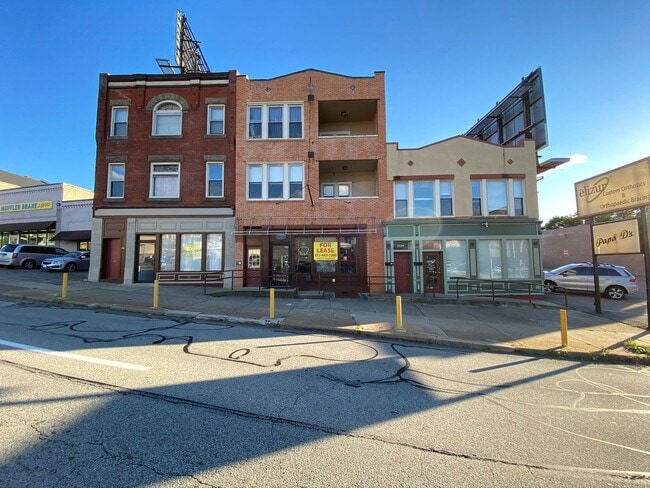 Building Photo - Large 1 Bedroom Apartment in South Oakland! Call Today to Schedule an Appointment!