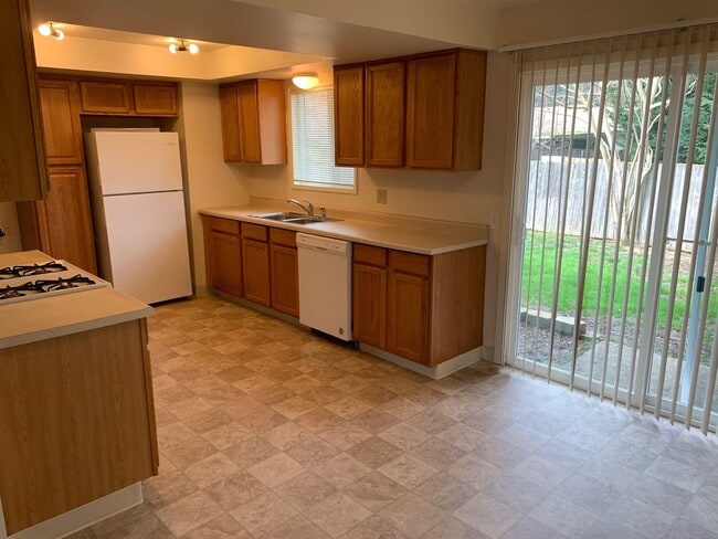 Building Photo - Bright & Spacious 3-Bedroom Home in Desirable River Road Area