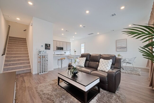 Building Photo - 5435 Holly Hvn Ct