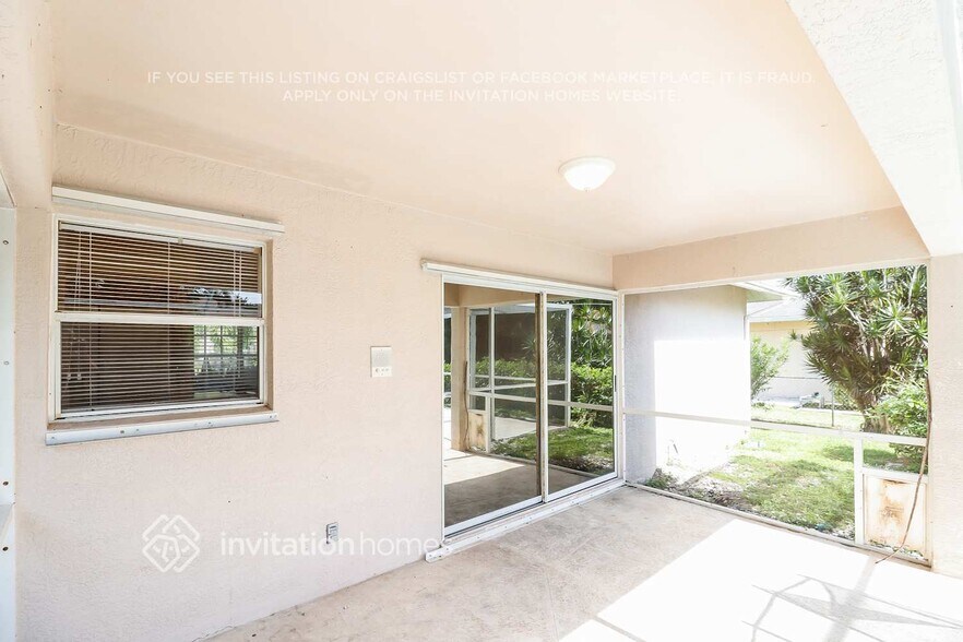 Building Photo - 2720 SW 12th Ave