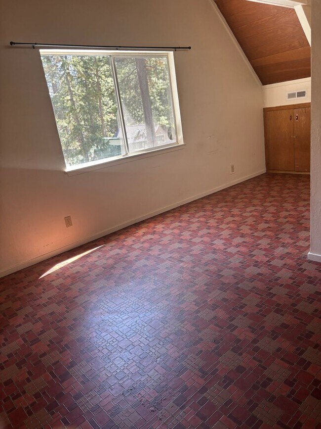 Building Photo - 2 bedroom house in Kings Beach