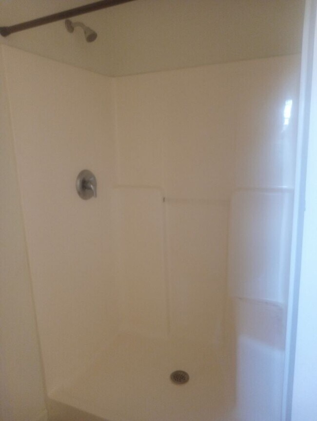 Building Photo - 4 Bedrooms 3.5 Bathrooms FOR RENT