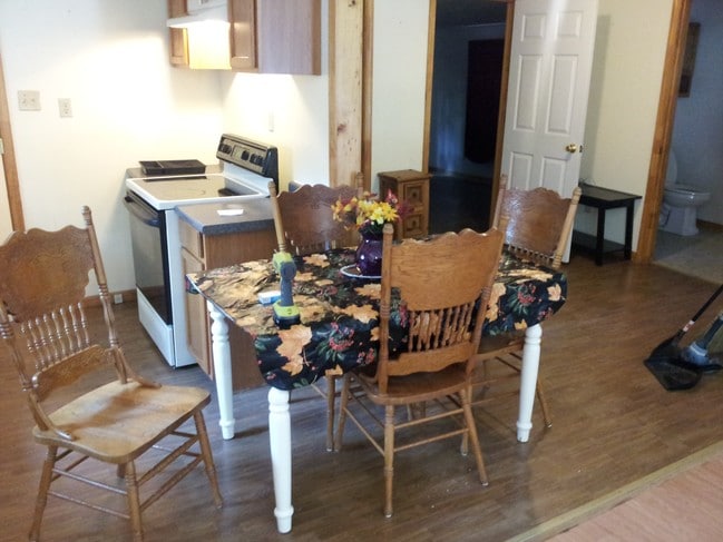 Kitchen Table /4 Chairs - 1131 Green St