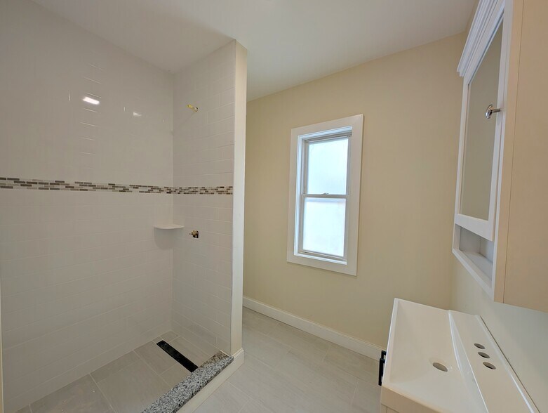 Building Photo - 7 Lowell Cir