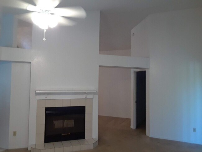 Building Photo - Lovely 3 Bedroom 2 Bathroom HOME!!!