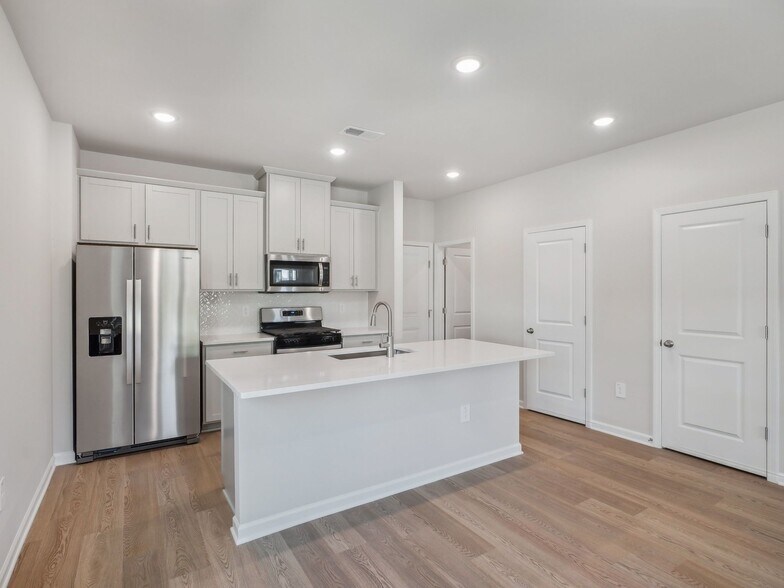 Building Photo - 702 Southland Dr