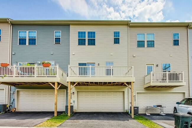 Building Photo - Meticulously Maintained 3 bedroom, 2.5 bat...