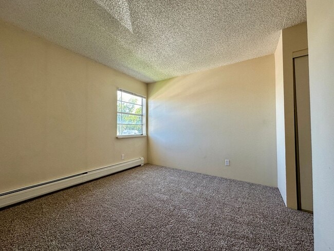 Building Photo - Nice 1 Bedroom 1 Bathroom Condo in Golden with Pool!! Available Mid December!!