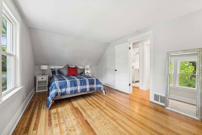 Building Photo - 2429 Central St