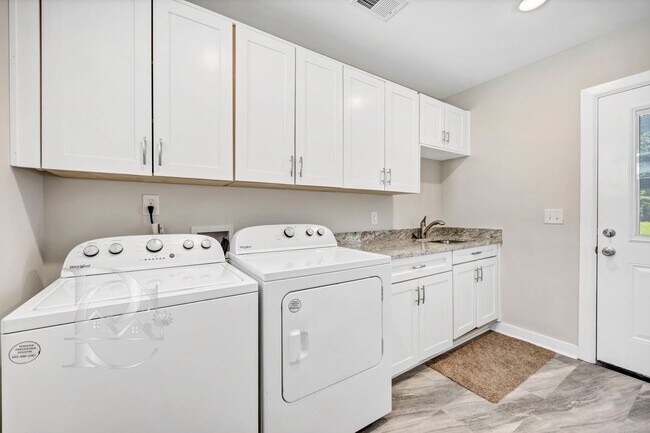 Building Photo - RENOVATED THREE BEDROOM IN ROSEWOOD