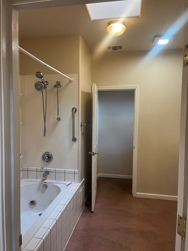 Building Photo - Beautiful Templeton Home on Large Lot