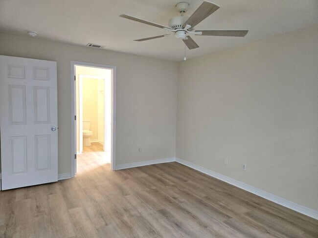 Building Photo - 3/2 Fenced Pet Friendly Home