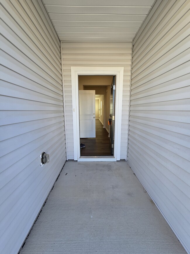 Building Photo - 865 Falls Grove Trl