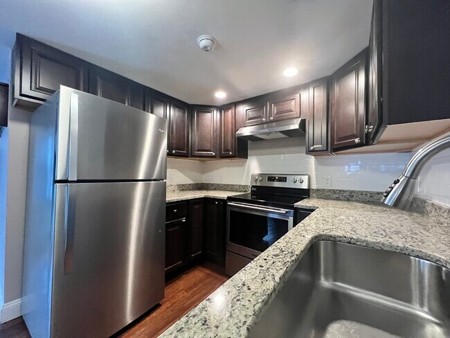 Building Photo - 166 Pleasant St