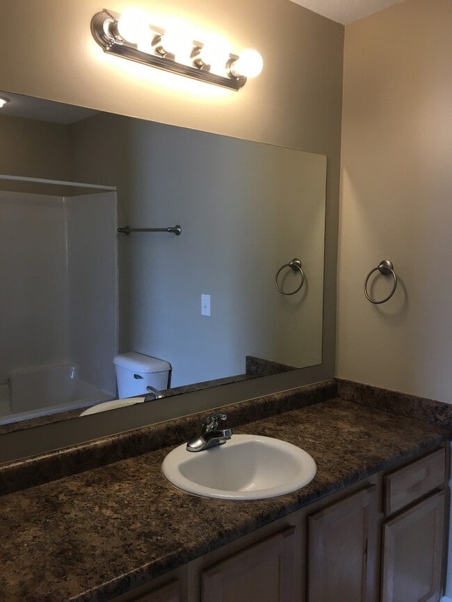 Building Photo - Great Townhome w/Easy Access to Shopping, ...