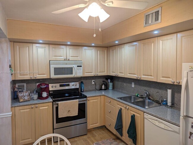 Building Photo - 2810 N 46th Ave