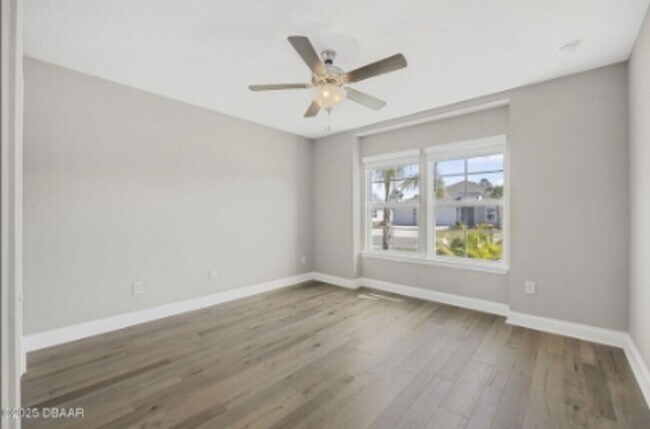 Building Photo - Stunning Waterfront 4 Bed Property in Sunn...