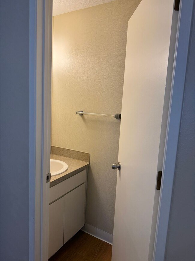 Building Photo - Spacious 2br/1.5ba 2-level Apt with washer/dryer included