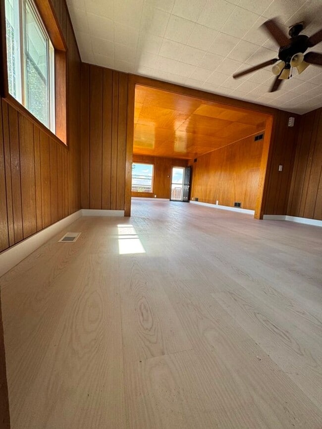 Building Photo - 4 Bedroom House in Henley School District